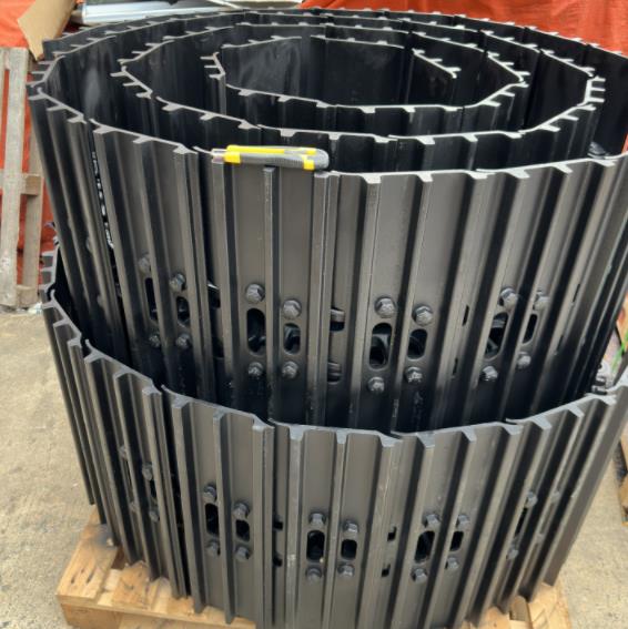KOMATSU PC200-8 Track Shoe Assy 45 Links 600mm 20Y-32-02051